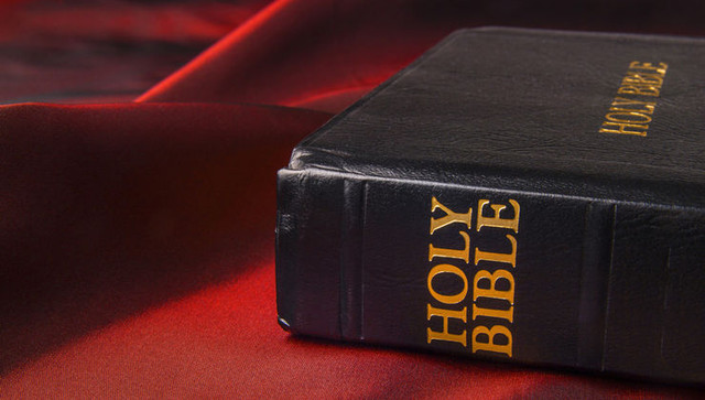 Пять главных книг атеиста: от Библии до Оруэлла