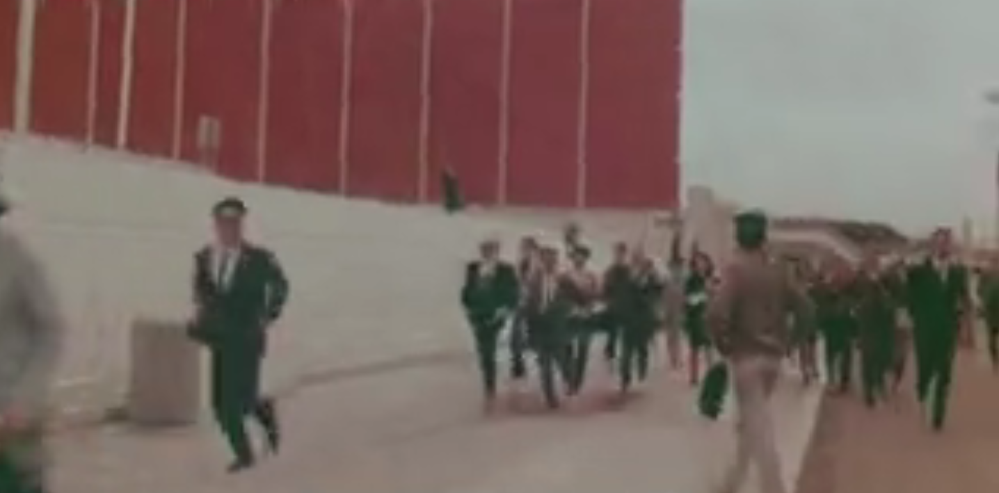 Кадр из&nbsp;фильма «Алый стяг в&nbsp;Осака». Японские товарищи покоряют вход в&nbsp;советский павильон.
