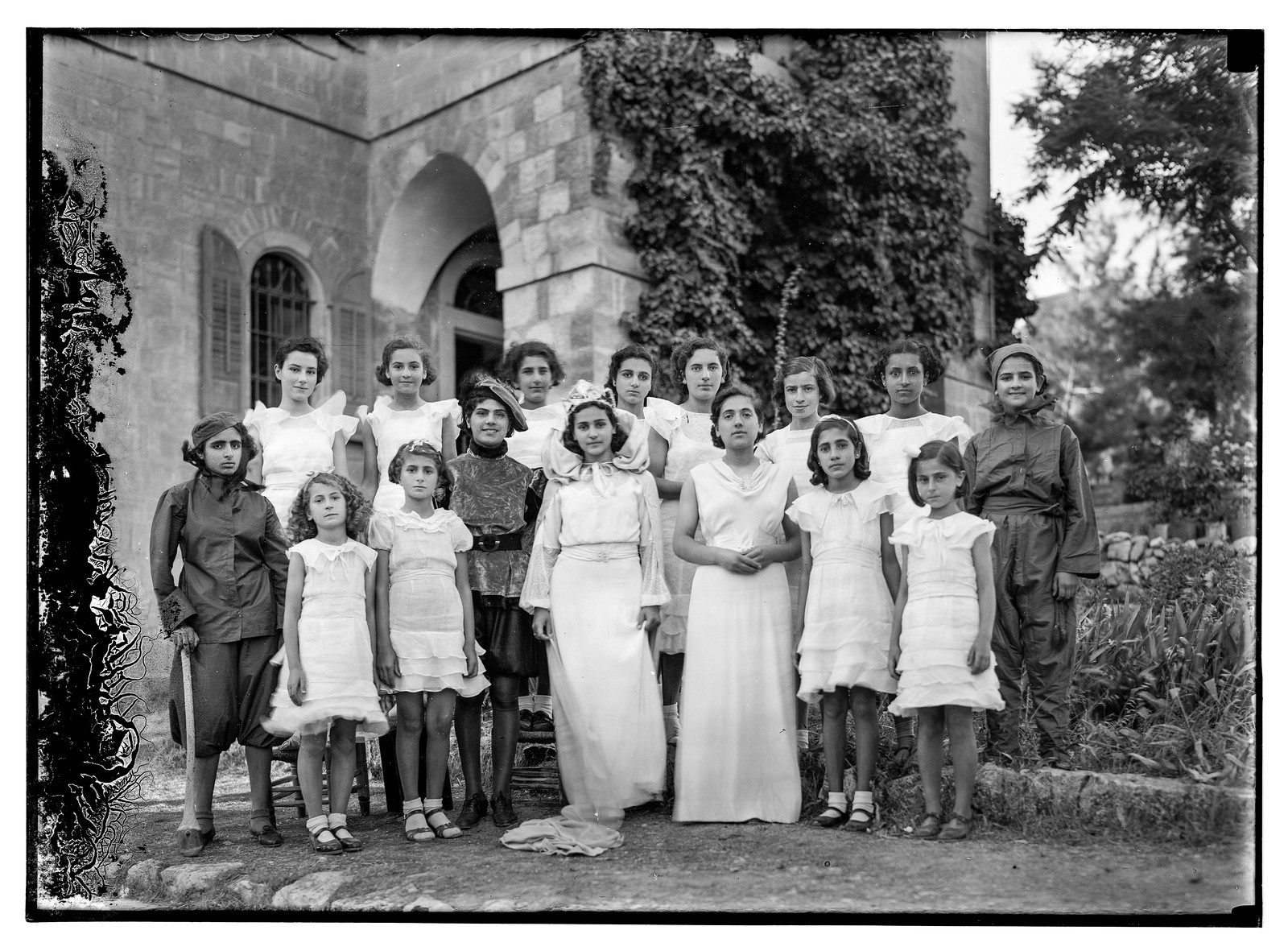 Молодые девушки в Рамалле. 1937 г. источник