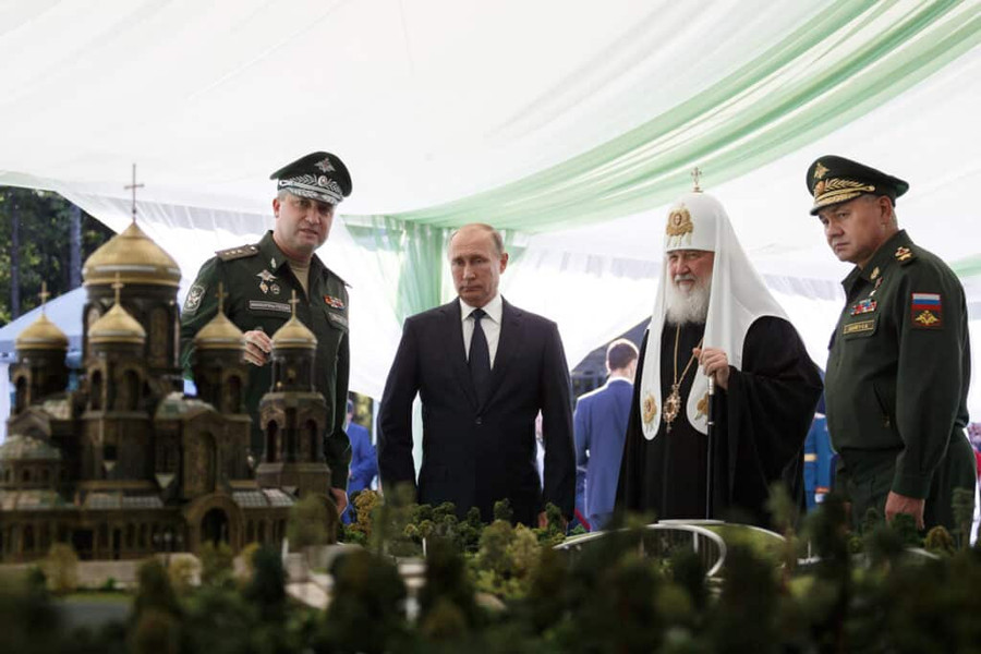 Путин, патриарх Кирилл и&nbsp;Шойгу перед&nbsp;макетом храма © patriot-expo.ru
