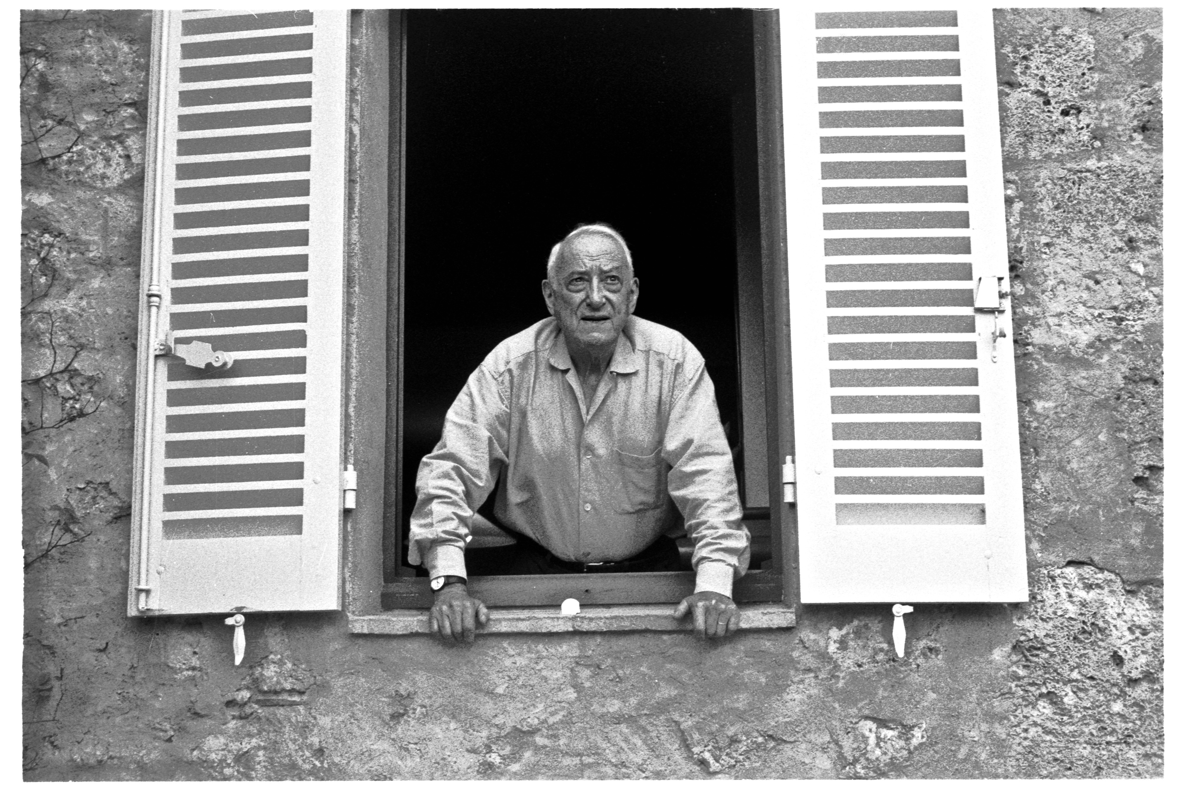 Пьер Муано — французский писатель и высокопоставленный государственный служащий. В 1968 занимал должность генерального директора отдела искусств и литературы Франции.