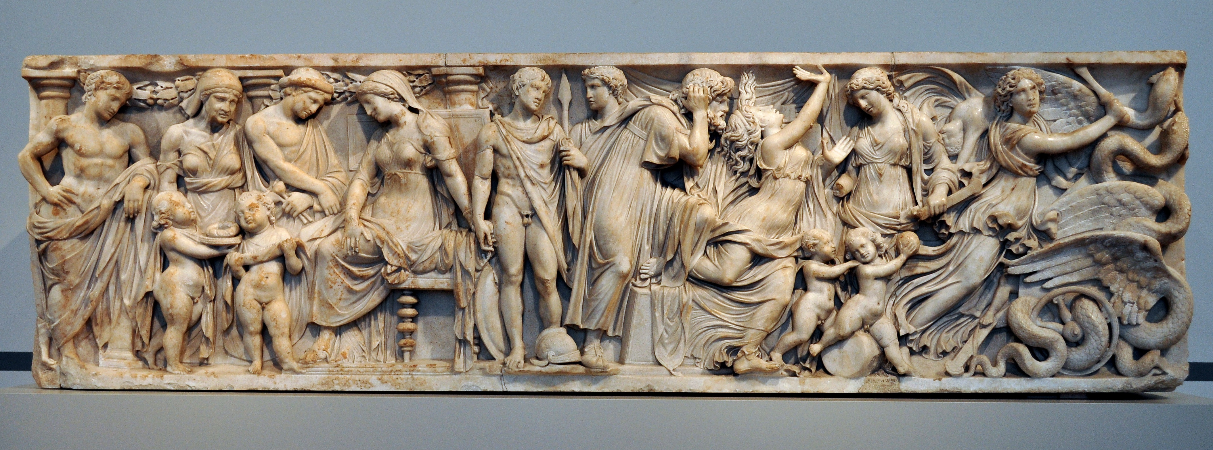 Римский саркофаг с&nbsp;барельефом, изображающим историю Медеи. Ок. 150 н.э. Altes Museum, Berlin