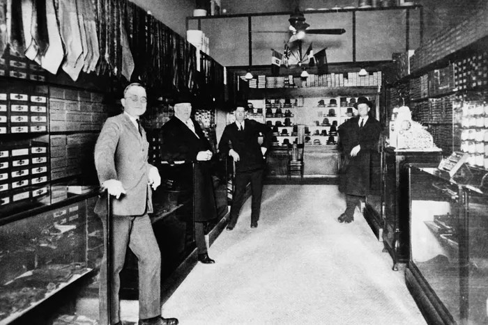 Трумэн (слева) в&nbsp;своем магазине в&nbsp;Канзас-Сити, около&nbsp;1920&nbsp;года.