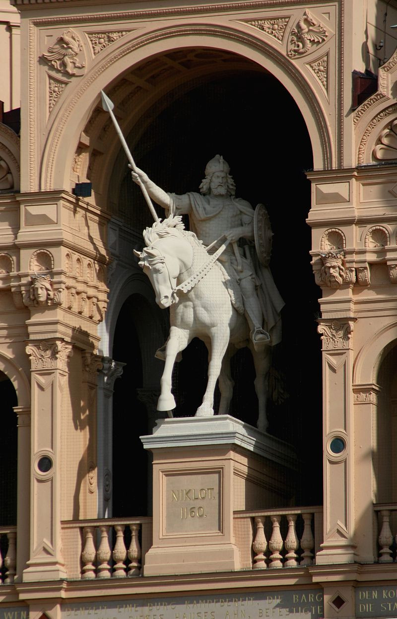 Статуя князя Никлота в&nbsp;Шверинском замке. Стоит до&nbsp;сих пор, была построена в&nbsp;середине 19 века.