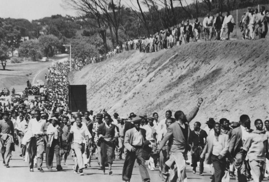 Около&nbsp;30 000 протестующих маршируют из&nbsp;Ланги в&nbsp;Кейптаун, чтобы потребовать освобождения заключенных в&nbsp;1960&nbsp;году. Заключенные были арестованы за&nbsp;протест против законов о&nbsp;пропусках