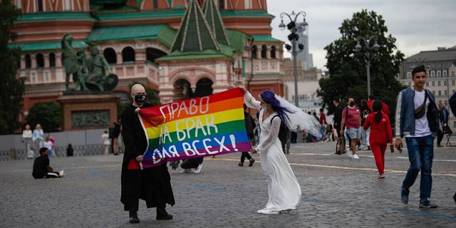 “Le discussioni su LGBTQ+ sono diventate uno strumento geopolitico”: lo storico Dan Healy – dell’omofobia russa moderna e il populismo di destra