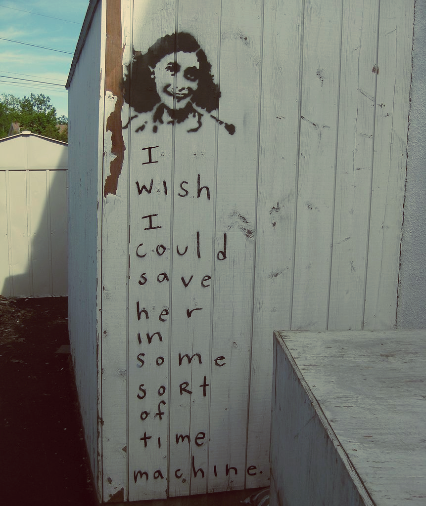 Граффити с&nbsp;изображением Анны Франк и&nbsp;цитатой из&nbsp;песни Neutral Milk Hotel. Взято из&nbsp;tumblr