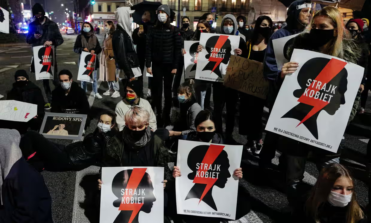 демонстрант: ки, защищающие право на аборт, блокируют улицу, Варшава, 2020 год.