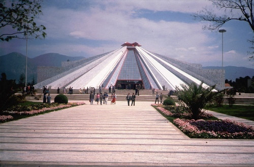«Пирамида», построенная в&nbsp;1980-е в&nbsp;центре Тираны&nbsp;— пример тоталитарной архитектуры по-албански