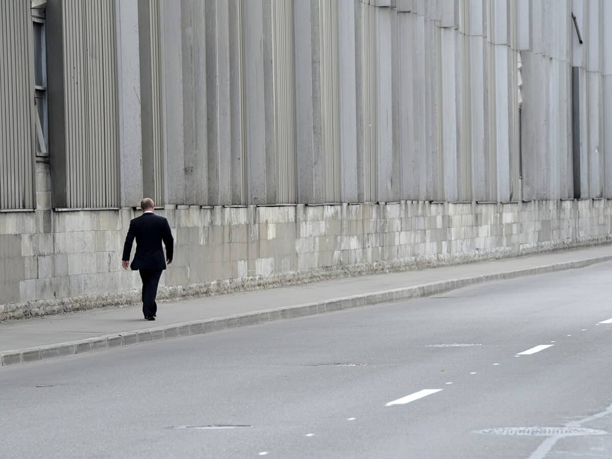 Russian President Vladimir Putin walks after leaving a memorial service to his former judo trainer Anatoly Rakhlin in St.Petersburg August 9, 2013 © REUTERS/Mikhail Klimentyev/RIA Novosti/Kremlin