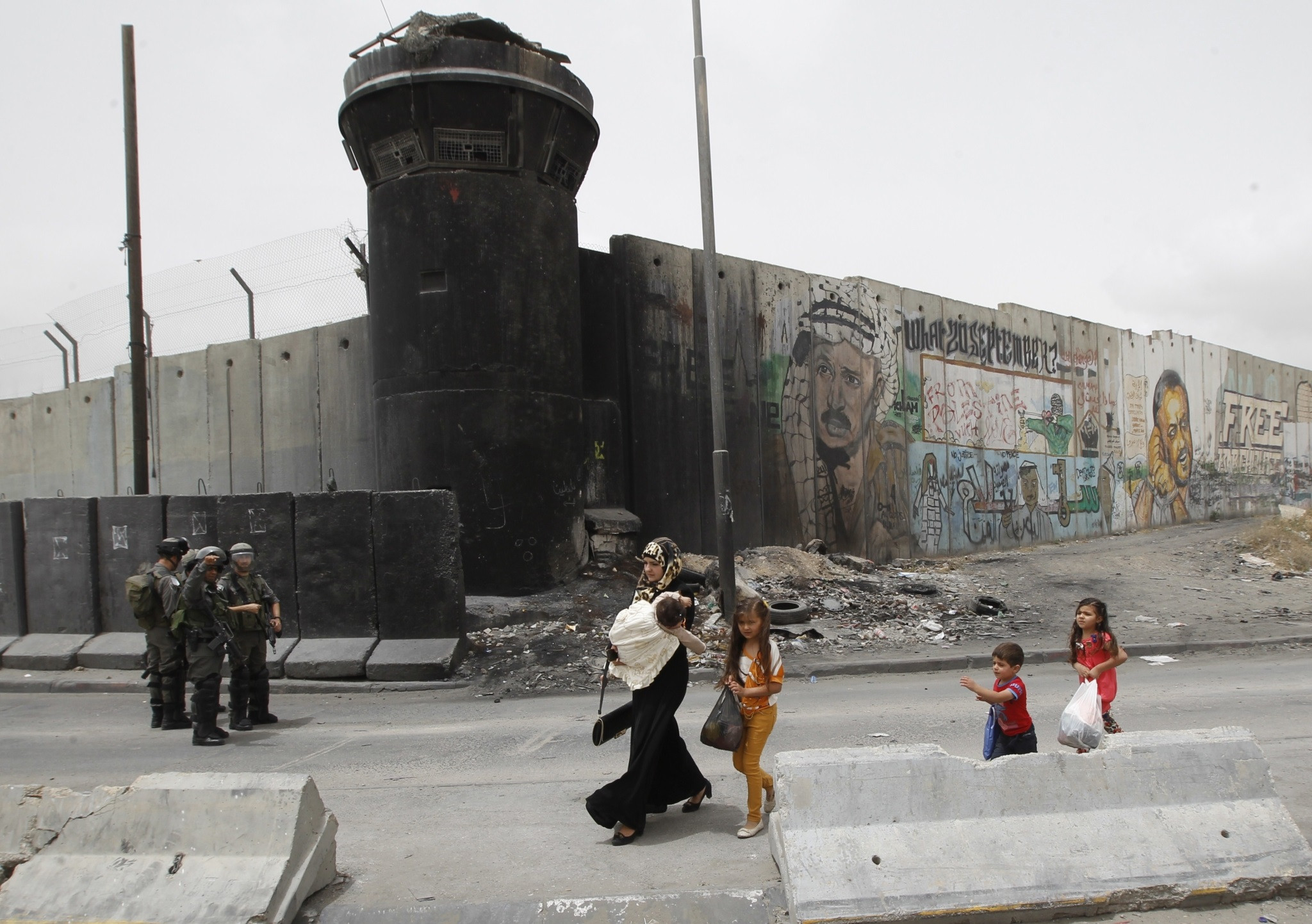 Такие международные правозащитные организации, как Human Rights Watch и Amnesty International признают Израиль государством апартеида