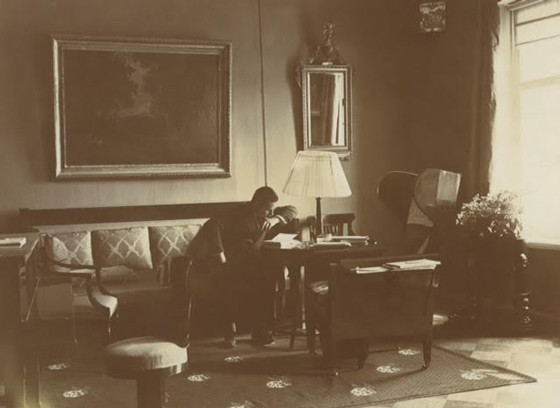 Константин Сомов в&nbsp;своей квартире, 1910-е гг.