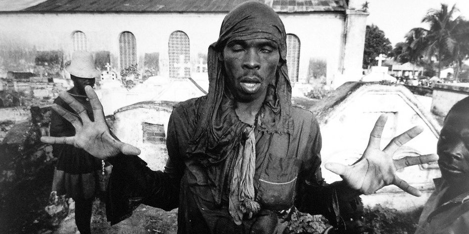 Гаитянин в&nbsp;трансе, 1972. Фото Л. Мау. Источник: http://www.deutschefotothek.de