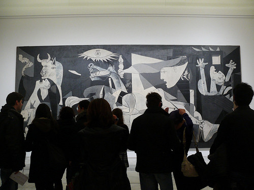 Публика перед&nbsp;картиной Пабло Пикассо «Герника»