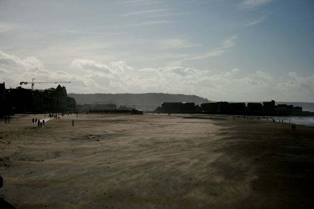 Пляж в&nbsp;Трувиле во&nbsp;время песчаной бури. Фото Алексея Воинова