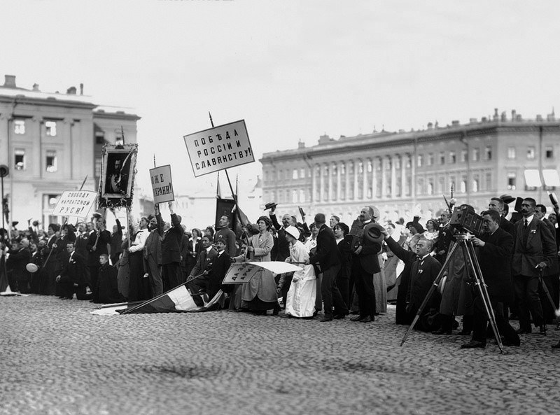 1914, август, на&nbsp;Дворцовой площади Петербурга в&nbsp;момент провозглашения манифеста о&nbsp;вступлении России в&nbsp;войну