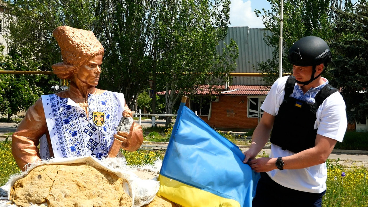 Памятник Нестору Махно с украинскими государственными символами в Гуляйполе до оккупации города российскими войсками