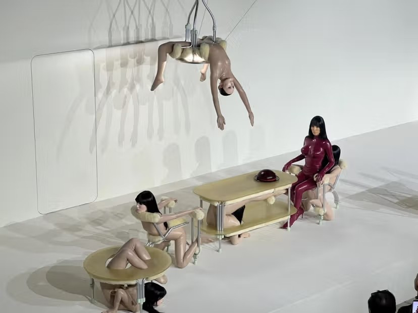 Bianca Censori Документация перформанса BIO POP, Сеул 2025