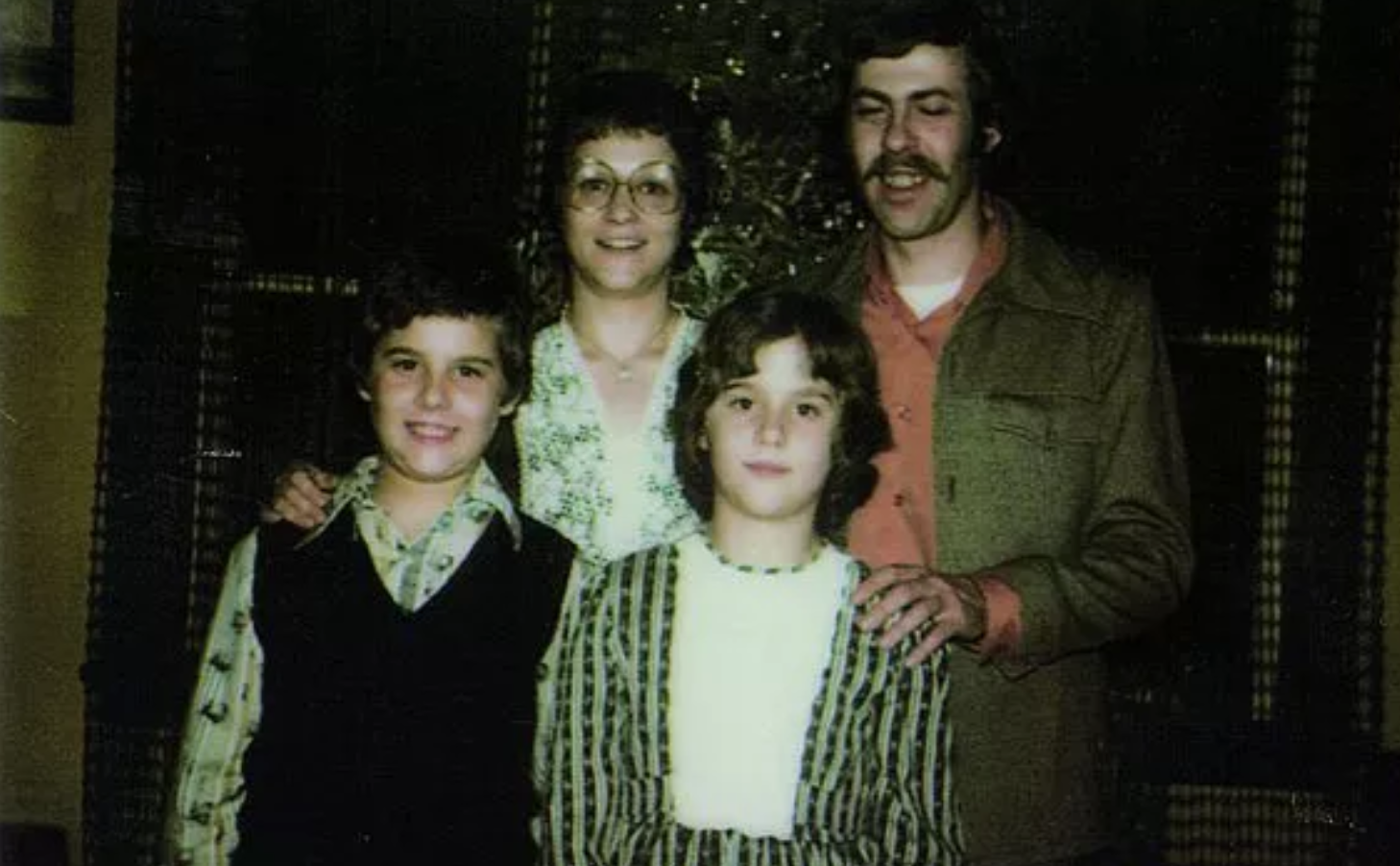 Семья Реймеров, внизу братья Реймеры, слева Брайан, справа Дэвид, он&nbsp;же Бренда.