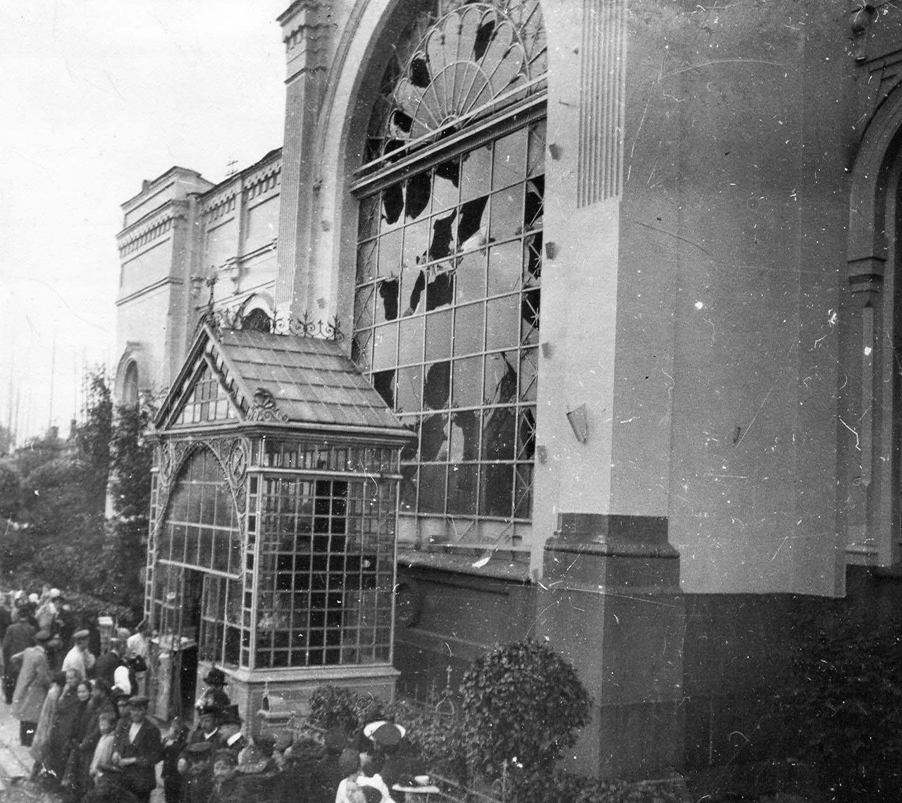 Вид фасада вокзала после взрыва бомбы.
