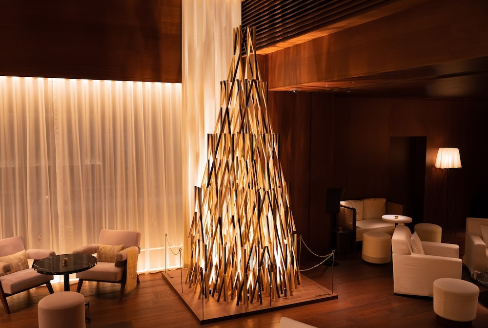 Ёлка Кенго Кумы в традиционной технике кигуми в отеле The Tokyo EDITION, Ginza
