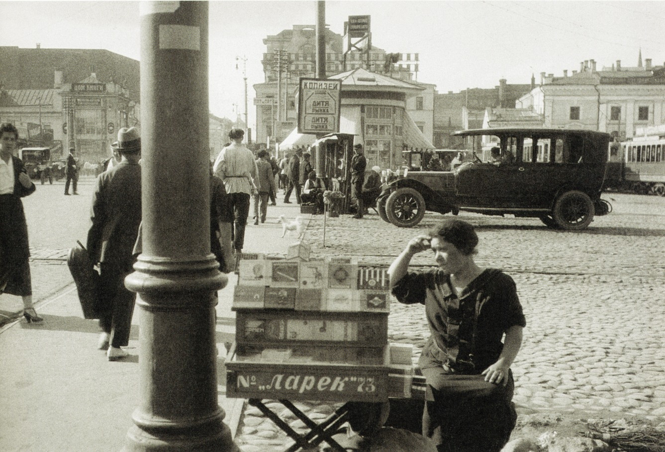 Папиросница. Страстная площадь, 1926&nbsp;год. Александр Родченко