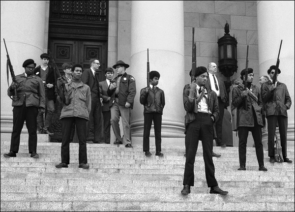 «Черные пантеры» протестуют на&nbsp;ступенях здания Капитолия Калифорнии 