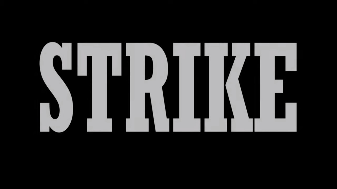 Скриншот из&nbsp;видео Хито Штейерль “Strike”, 2010
