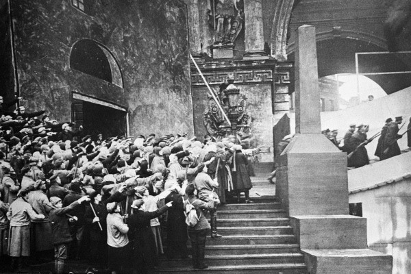 кадр из&nbsp;инсценировки «Взятие Зимнего дворца», 1920&nbsp;г. реж. Н. Евреинов.