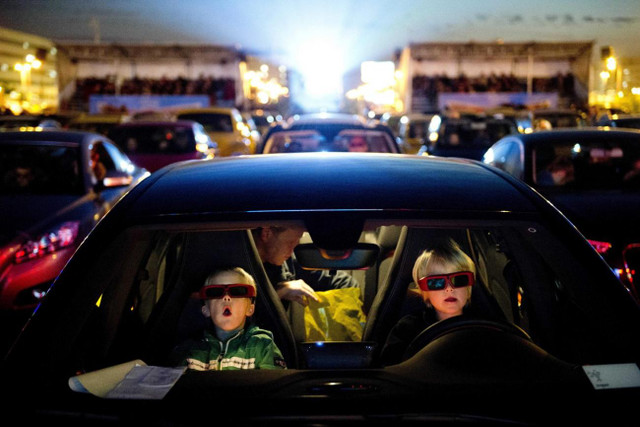 Парковка, радио, попкорн: стоит ли смотреть кино в автокинотеатрах?