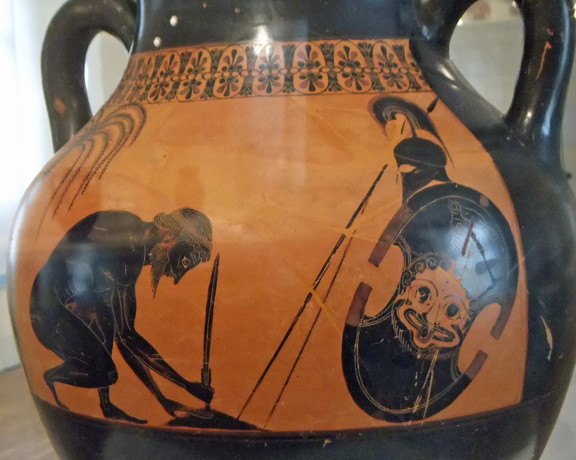 Греческая ваза, рисунок на&nbsp;которой изображает самоубийство Аякса