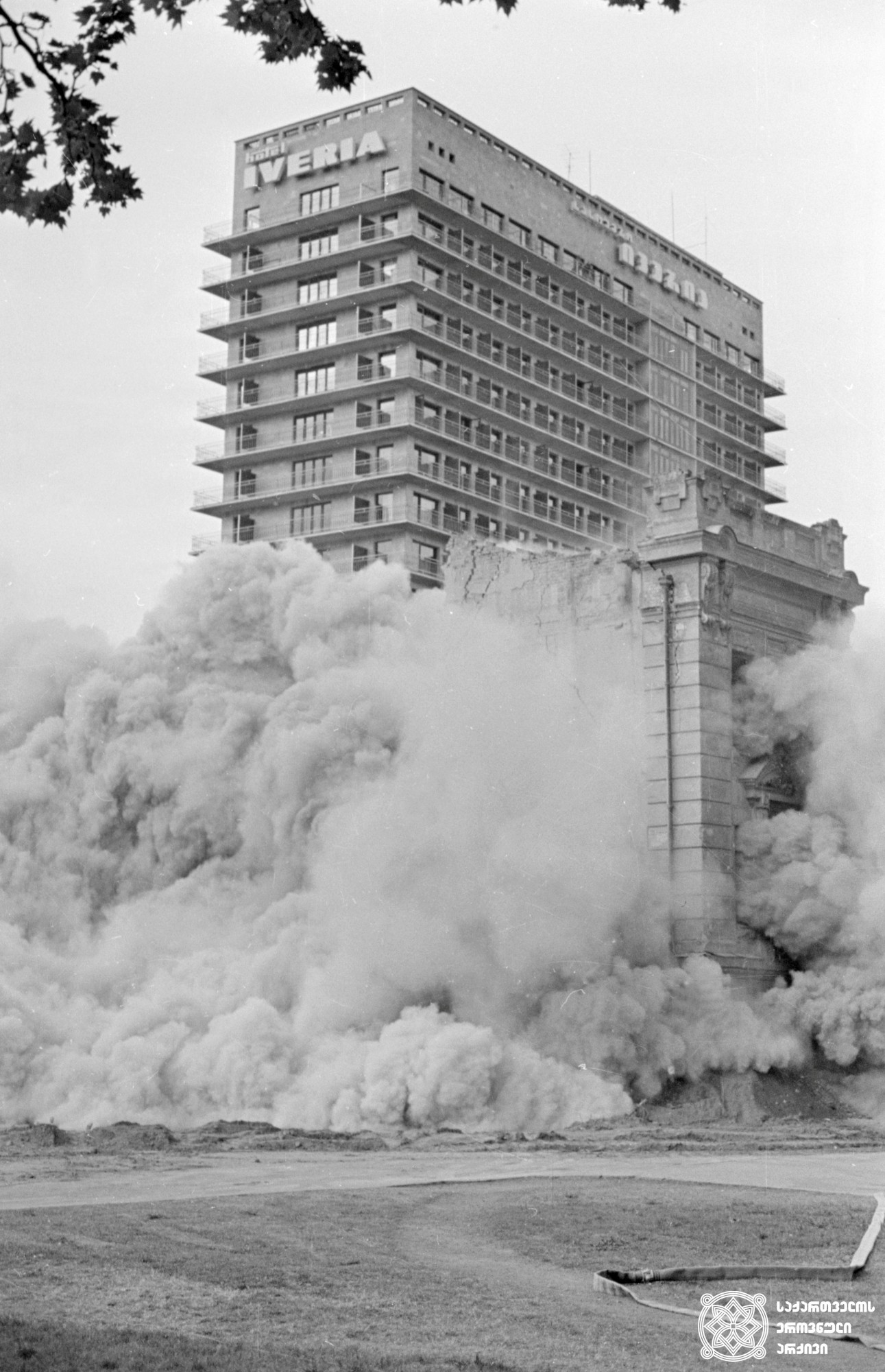 На&nbsp;переднем плане: взрыв здания старого почтамта для строительства нового по&nbsp;проекту Ладо Алекси-Месхишвили. Позади: гостиница «Иверия». Фото: National Archives of Georgia
