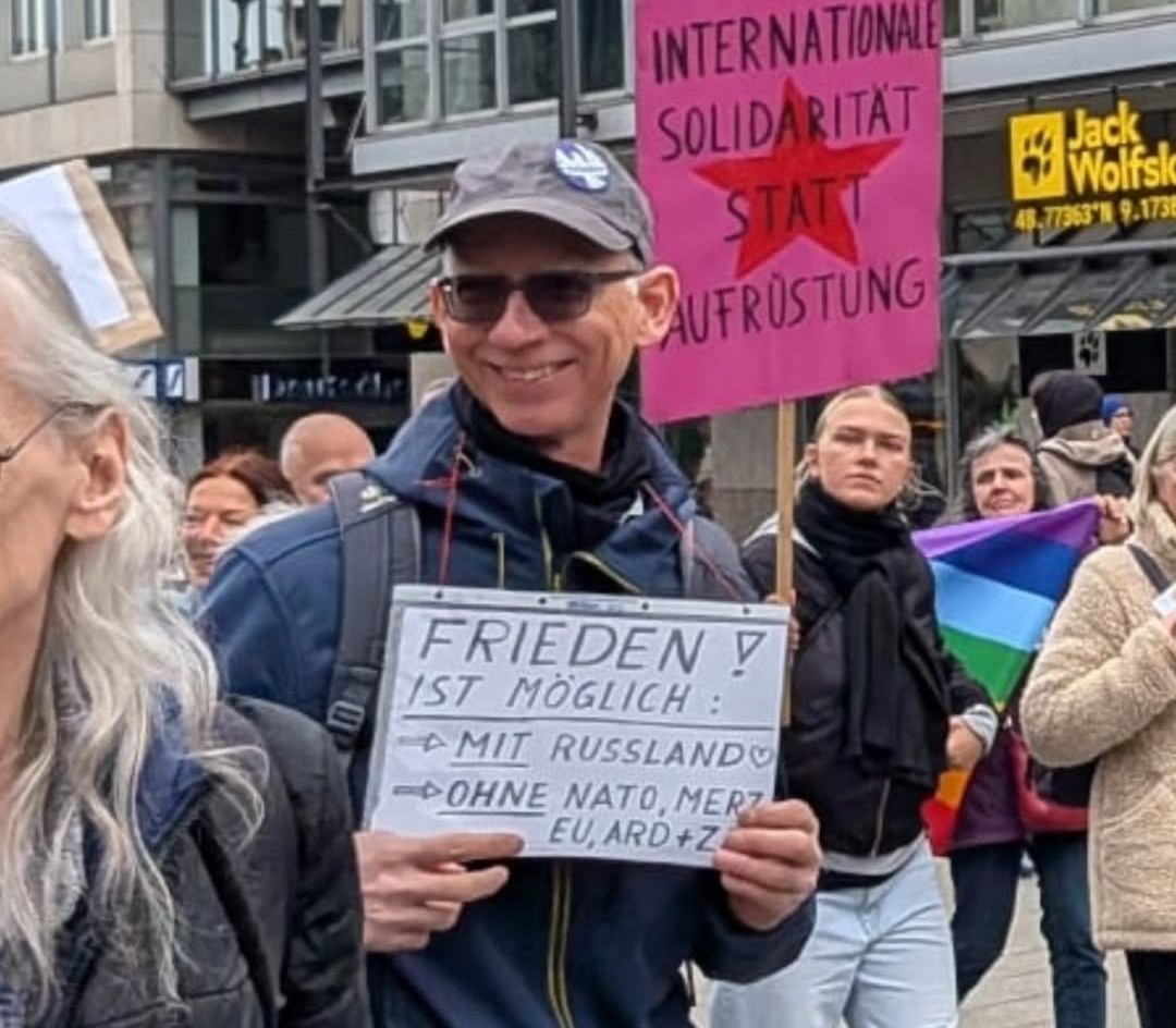 Пример подобных лозунгов на пацифистских демонстрациях в Германии 