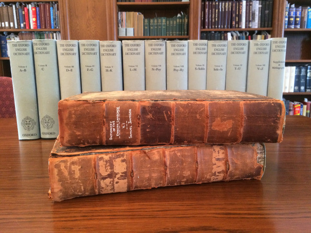 Издание словаря Джонсона 1755&nbsp;г. на&nbsp;фоне 13-томного Оксфордского словаря 1970&nbsp;г.