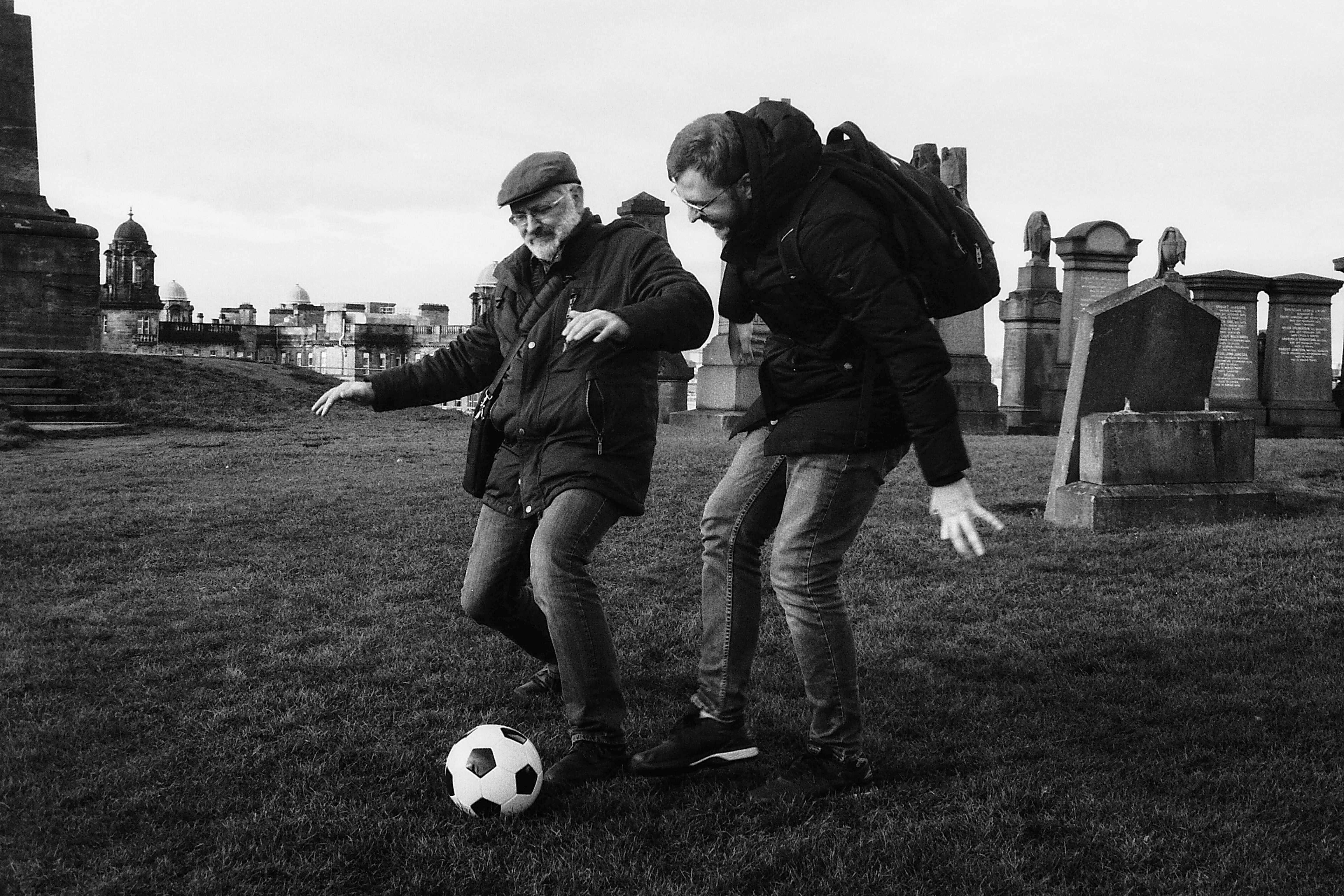 на&nbsp;фото Редас Диржис (слева) и&nbsp;мне неизвестный мэн играют в&nbsp;футбол, возможно трехсторонний. Фото взято с&nbsp;офф. сайта Алитусской биеннале