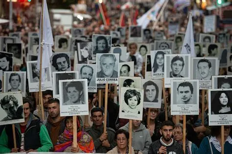Фотография с ежегодного марша в память о тех, кто до сих пор числится «пропавшим» со времён диктатуры. Возвращение страны к демократии сопровождалось переговорами, одним из условий которых стала амнистия для военного руководства. Некоторые обвинения всё же были предъявлены, но многие избежали правосудия.