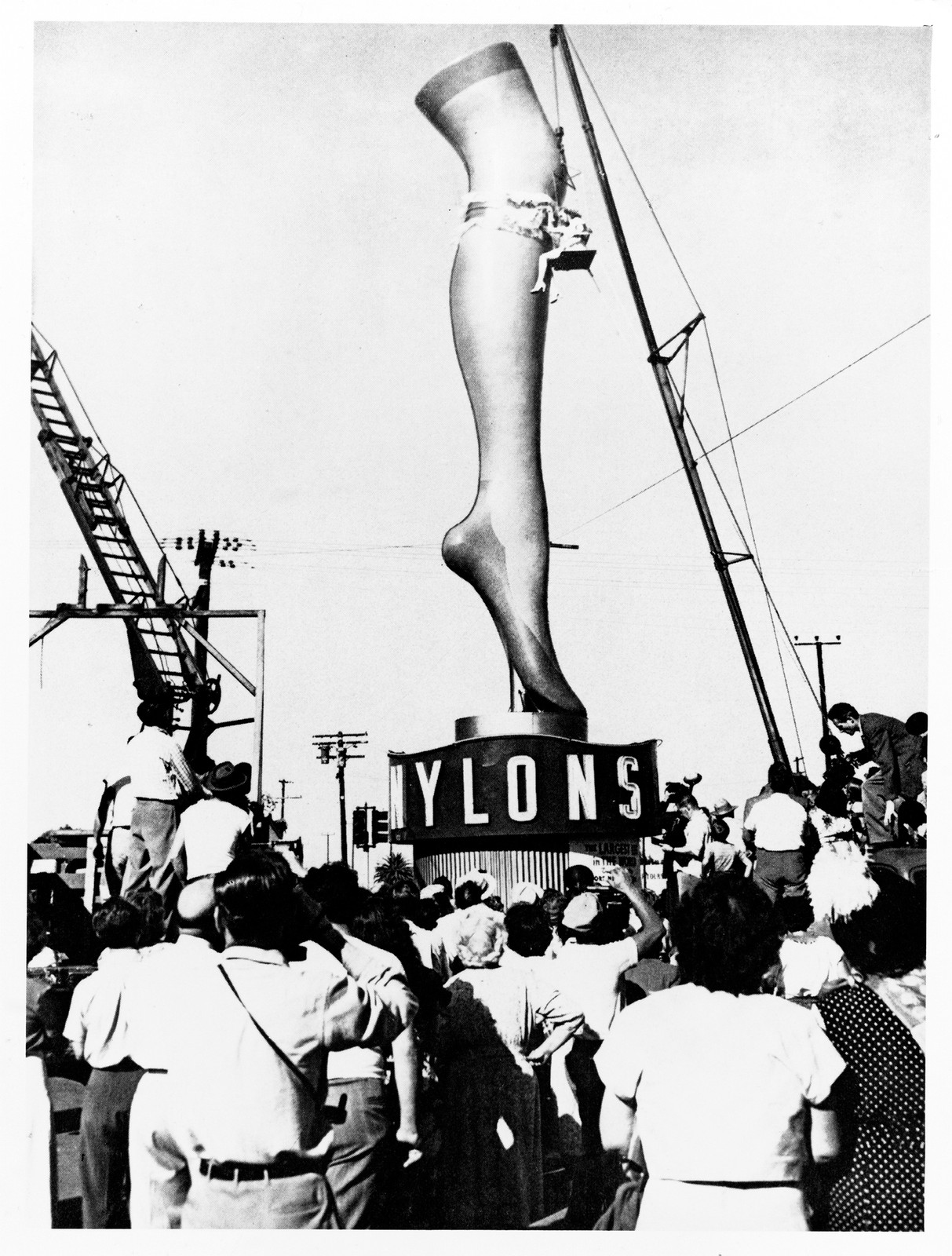Реклама нейлона в&nbsp;<nobr>Лос-Анджелесе</nobr>: манекен высотой в&nbsp;10&nbsp;м. © Hagley Museum and Library