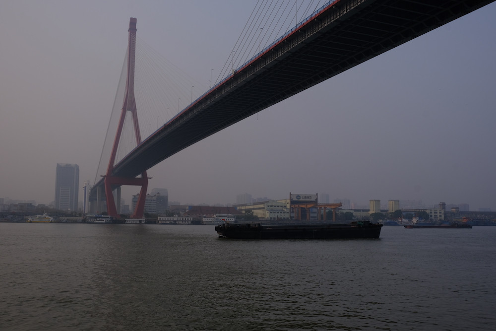 Туманы над&nbsp;рекой Хуанпу и&nbsp;мост, соединяющий шанхайские районы Пуси и&nbsp;Пудун. 21 января 2020&nbsp;года. Фотография Никиты Линь