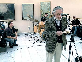 Поэт Геннадий Айги выступает на&nbsp;концерте своего сына композитора Алексея Айги