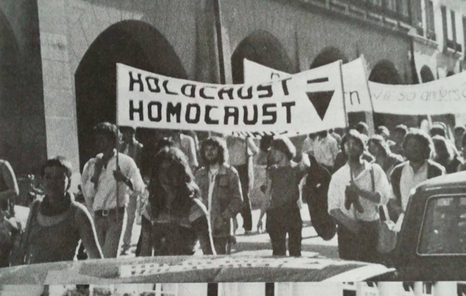 Акция, во&nbsp;время которой митингующие несут лозунг “Holocaust&nbsp;— Homocaust”. На&nbsp;баннере присутствует один из&nbsp;символов протеста&nbsp;— розовый треугольник
