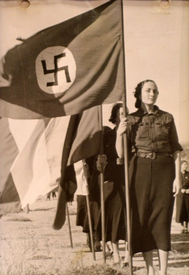 Фалангистки несут знамена союзников Франко: Германии, Италии, Португалии. 8 декабря 1936 г. Фотоателье Хоффмана. Берлин.