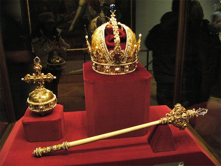 Символы монархической власти- корона, скипетр и&nbsp;держава