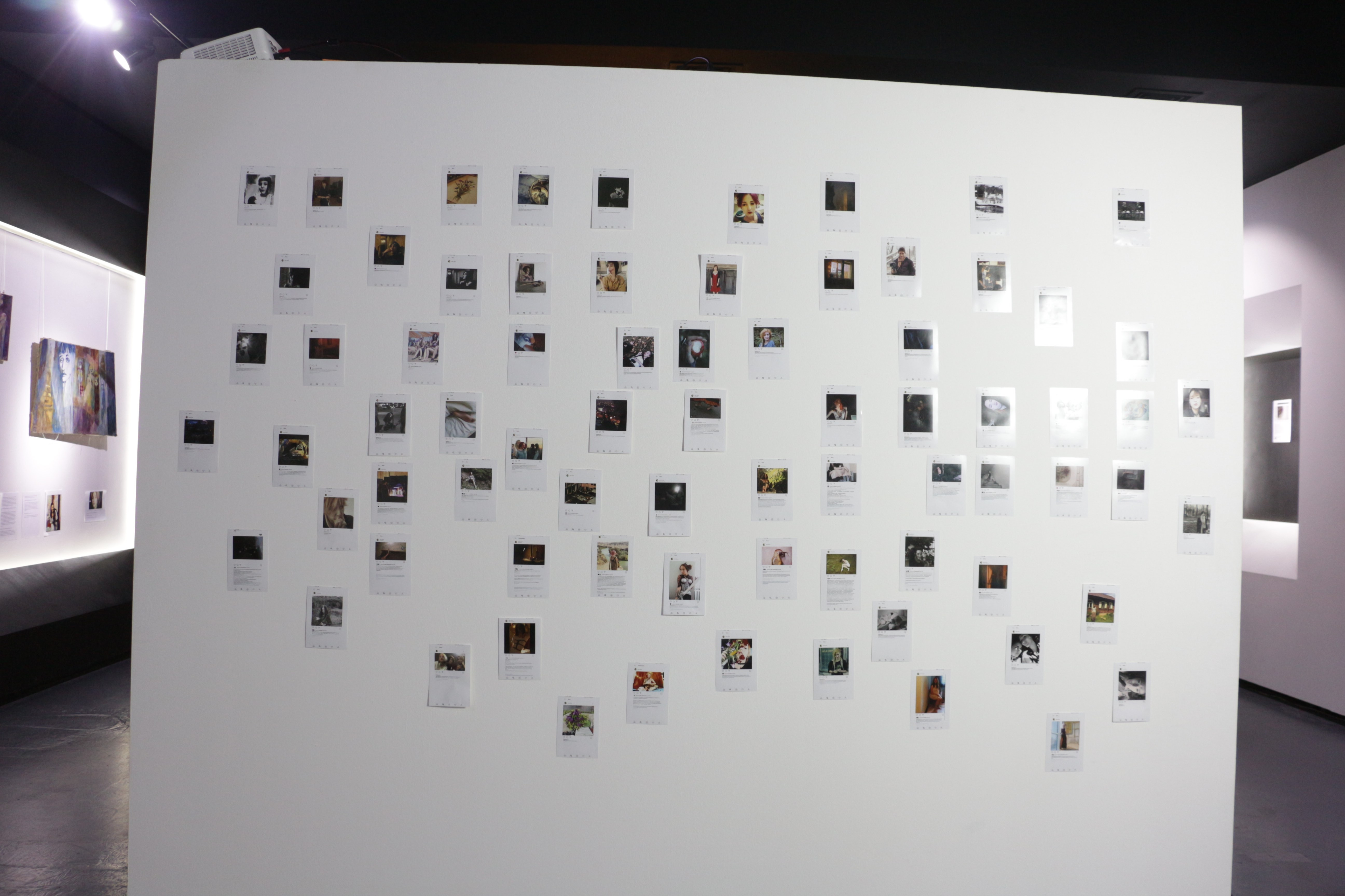 Обратная сторона стены с&nbsp;инсталляцией&nbsp;— распечатанные 10×15 скриншоты инстаграмма Насти. @vesta_edova.