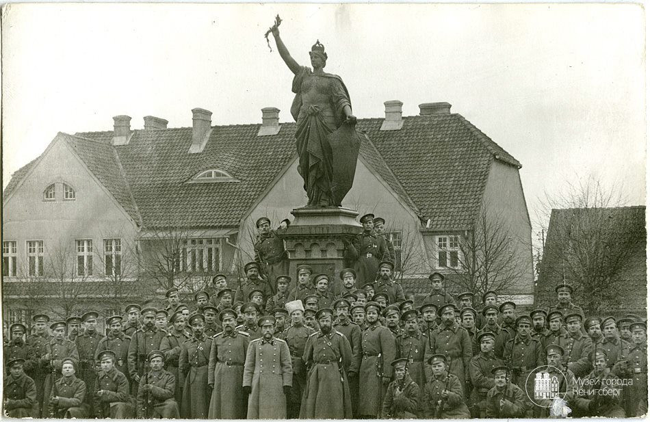 Шталлупёнен (Нестеров). Русские солдаты и&nbsp;офицеры у&nbsp;памятника павшим. 1914