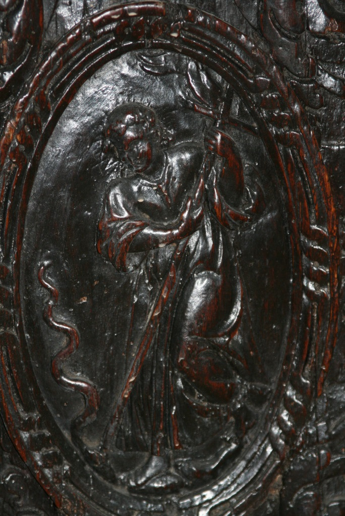 Изображение Моисея и&nbsp;Медного Змия на&nbsp;фасаде нормандского сундука начала XVII века БСИИ ASG, инв. № 20-1537