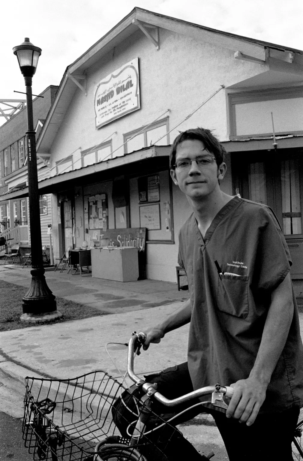Один из&nbsp;добровольцев, оказывавших медицинскую помощь в&nbsp;Новом Орлеане пострадавшим от&nbsp;наводнения в&nbsp;2005&nbsp;году. Фотография: Kike Arnal/Redux