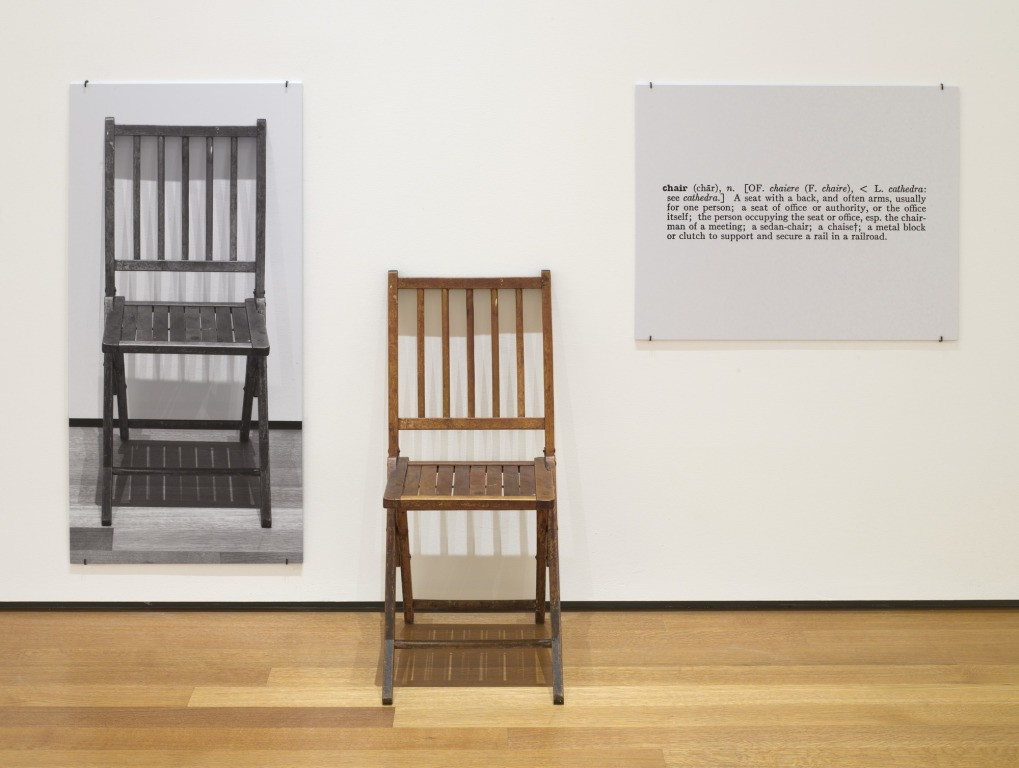 Пример концептуального искусства&nbsp;— инсталляция «Один и&nbsp;три стула» (Джозеф Кошут, 1965)