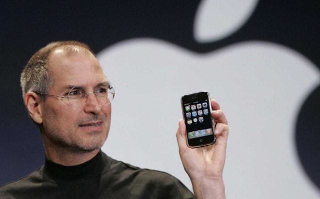 Стив Джобс презентует айфон