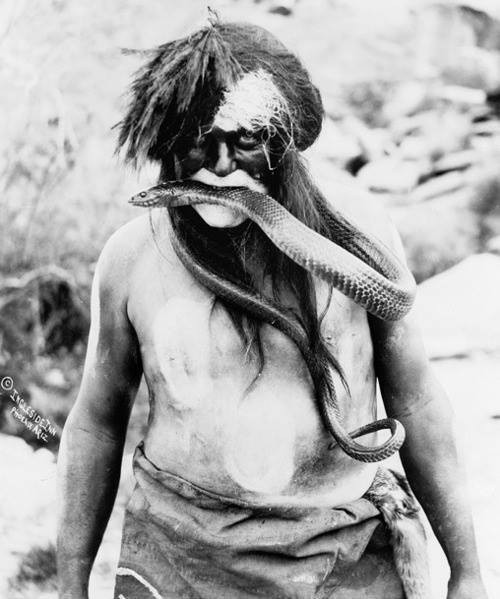 Аби Варбург участвует в&nbsp;змеином индейском ритуале. 1896.