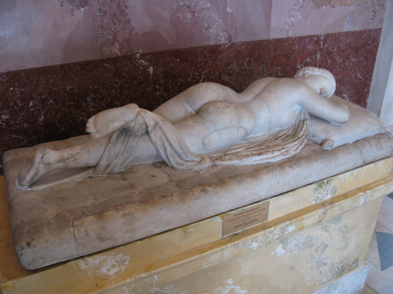 Скульптура Спящего Гермафродита в&nbsp;Эрмитаже